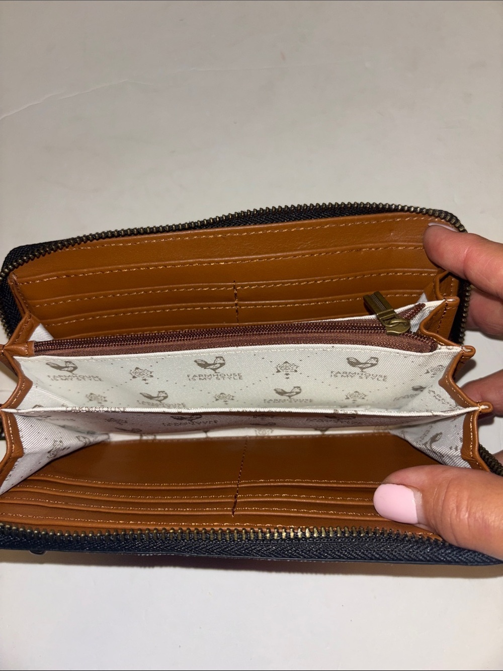 FARM HOUSE IS MY STYLE MULTICOLORED CANVAS FLORAL DESIGN
FULL ZIP CLOSURE WALLET - Picture 5 of 14